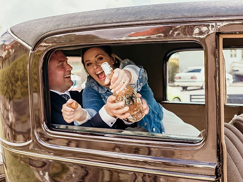 nygifta, Västra karup kyrka, bröllopsbil, just married, champagne, Båstad, Helsingborg, bröllopsfotograf